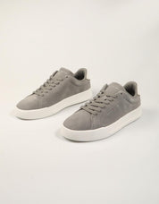 ZAPATILLAS TOMMY HILFIGER TH COURT SUEDE GREY FM0FM05716 en color Gris