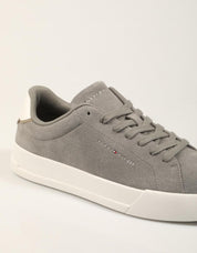 ZAPATILLAS TOMMY HILFIGER TH COURT SUEDE GREY FM0FM05716 en color Gris