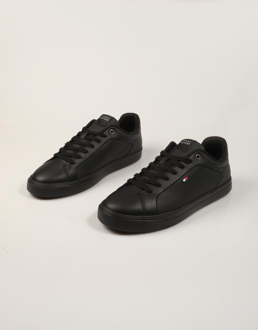 ZAPATILLAS TOMMY HILFIGER LIGHT SNEAKER BLACK FM0FM05981 en color Negro