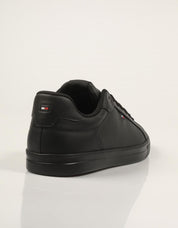 ZAPATILLAS TOMMY HILFIGER LIGHT SNEAKER BLACK FM0FM05981 en color Negro