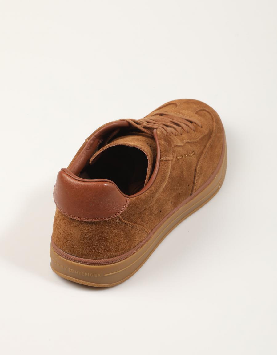 ZAPATILLAS TOMMY HILFIGER SUEDE SNEAKER COCONUT FM0FM05997 en color Cuero
