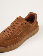 ZAPATILLAS TOMMY HILFIGER SUEDE SNEAKER COCONUT FM0FM05997 en color Cuero