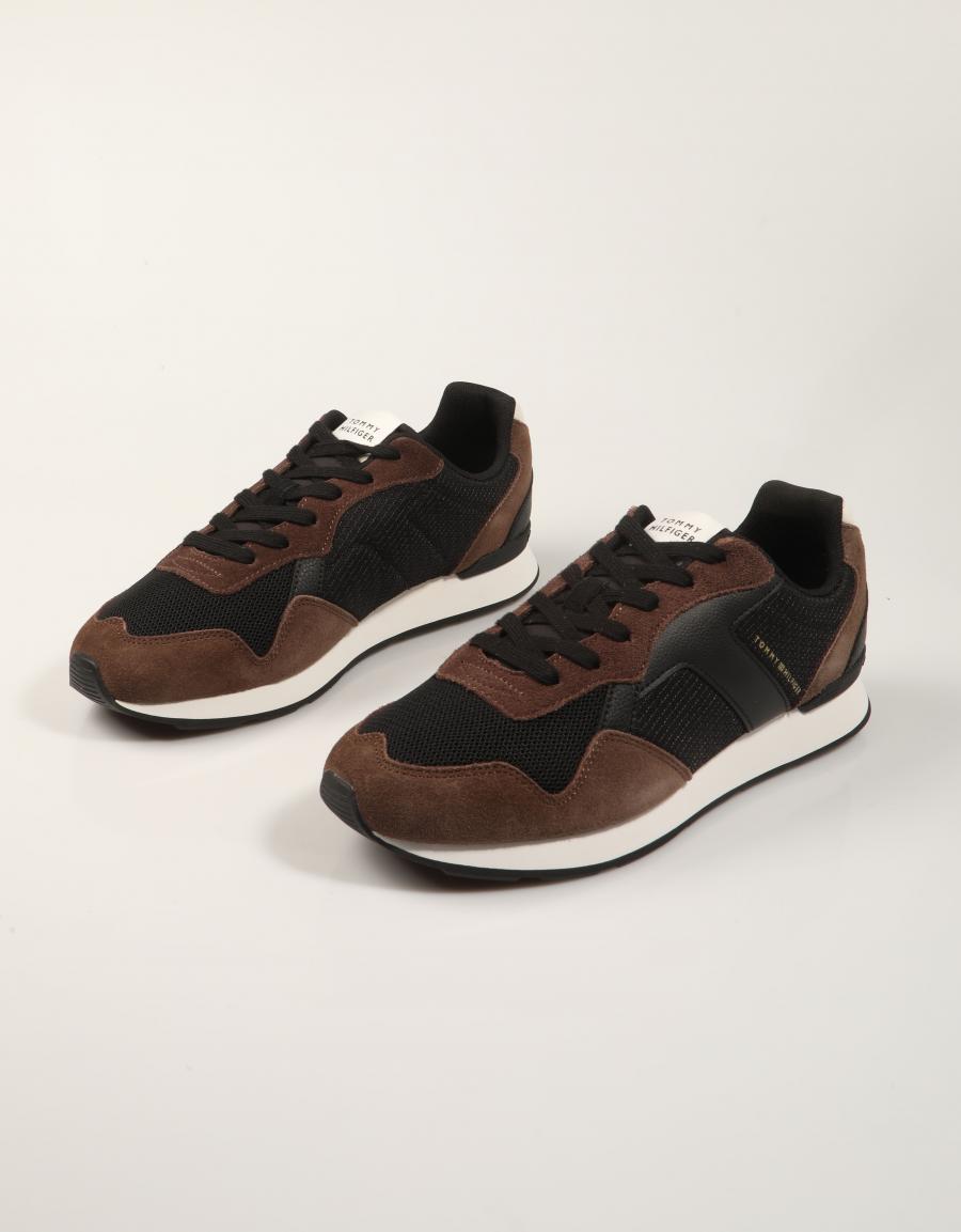 ZAPATILLAS TOMMY HILFIGER CORE MIX RUNNER BROWN FM0FM06001 en color Negro