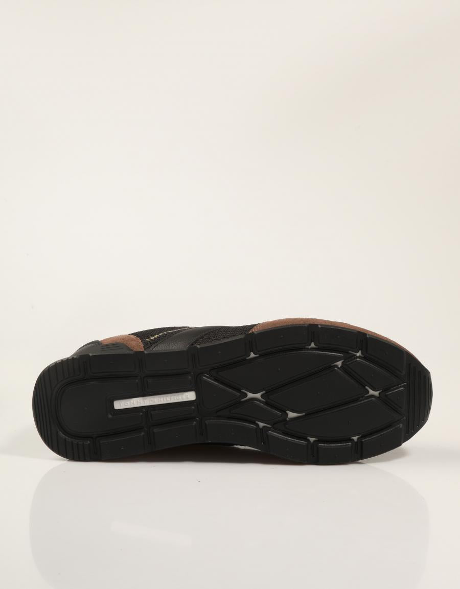 ZAPATILLAS TOMMY HILFIGER CORE MIX RUNNER BROWN FM0FM06001 en color Negro
