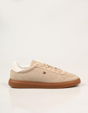 ZAPATILLAS TOMMY HILFIGER ICON COURT L.SUEDE ECRU FW0FW09593 en color Beige