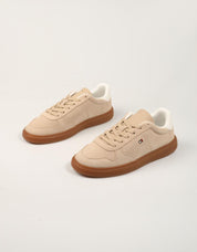 ZAPATILLAS TOMMY HILFIGER ICON COURT L.SUEDE ECRU FW0FW09593 en color Beige