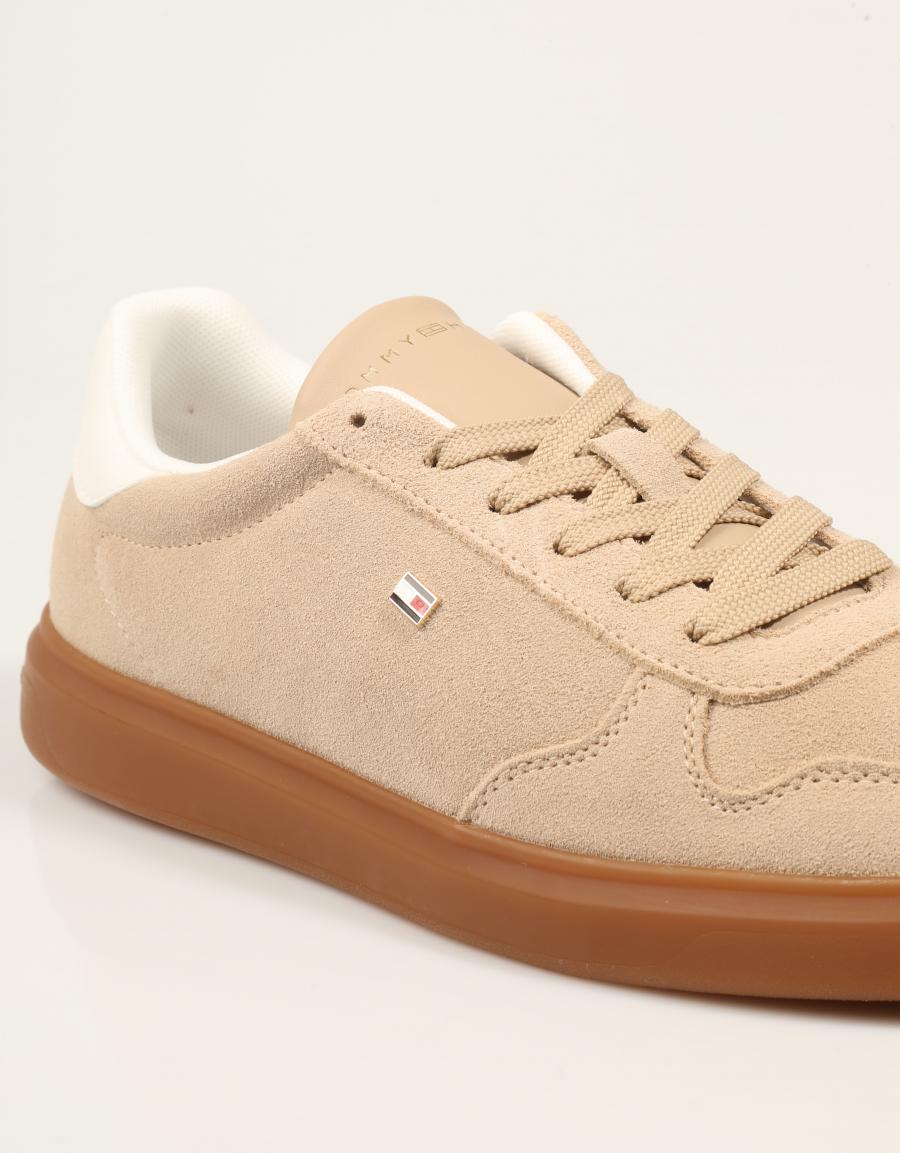 ZAPATILLAS TOMMY HILFIGER ICON COURT L.SUEDE ECRU FW0FW09593 en color Beige