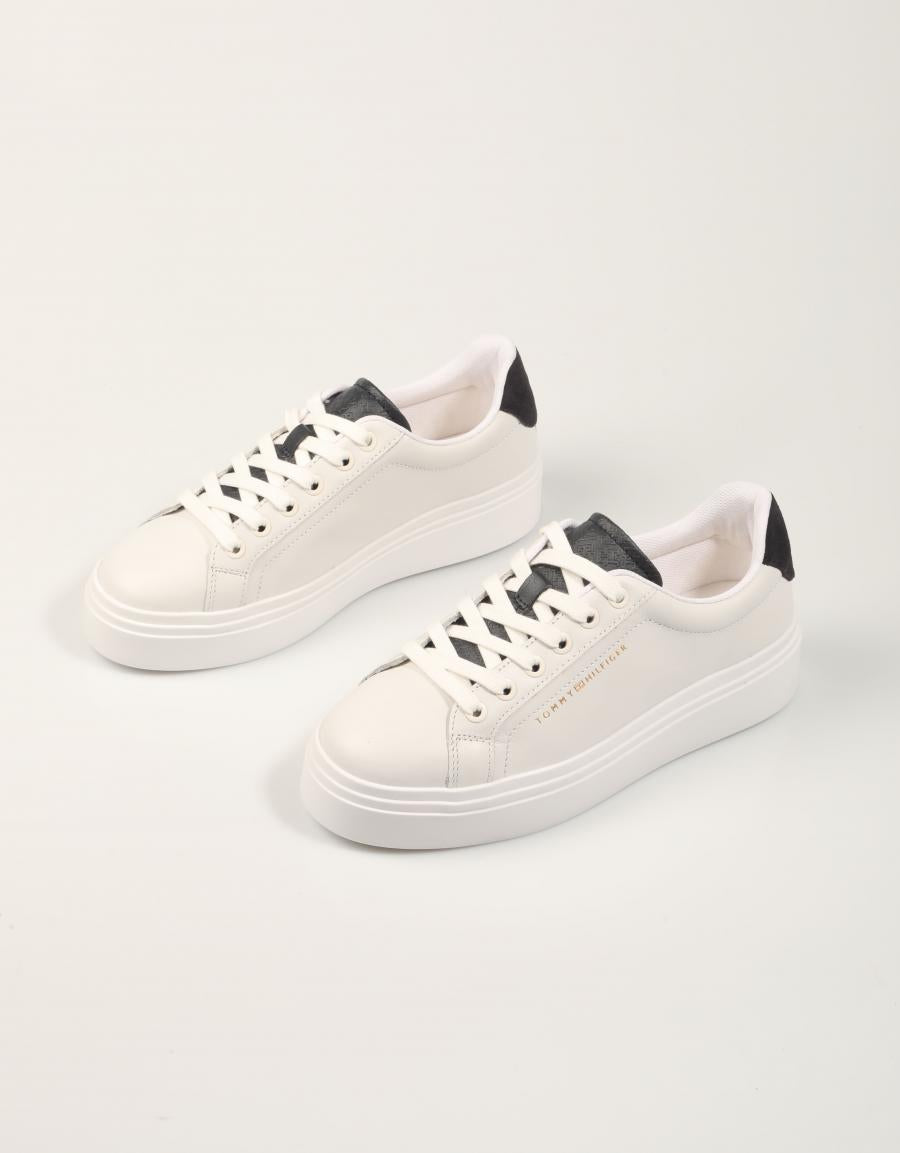 ZAPATILLAS TOMMY HILFIGER FEMININE PLATFORM ECRU FW0FW09594 en color Blanco
