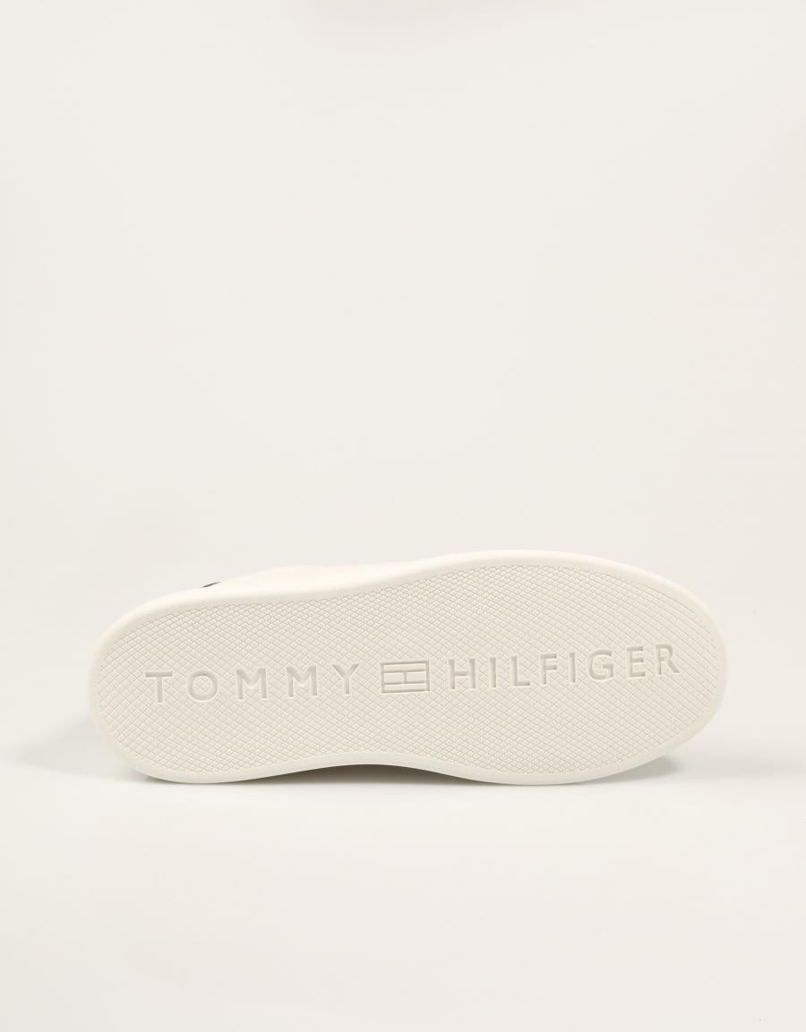 ZAPATILLAS TOMMY HILFIGER TH ICON COURT LIGHT ECRU FW0FW09601 en color Blanco