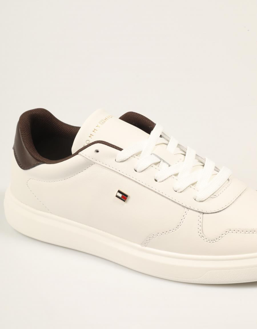 ZAPATILLAS TOMMY HILFIGER TH ICON COURT LIGHT ECRU FW0FW09601 en color Blanco