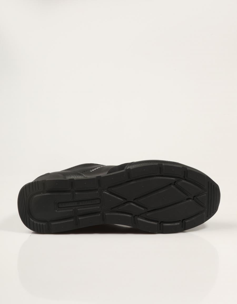 ZAPATILLAS TOMMY HILFIGER CORE LTH RUNNER BLACK FM0FM06002 en color Negro