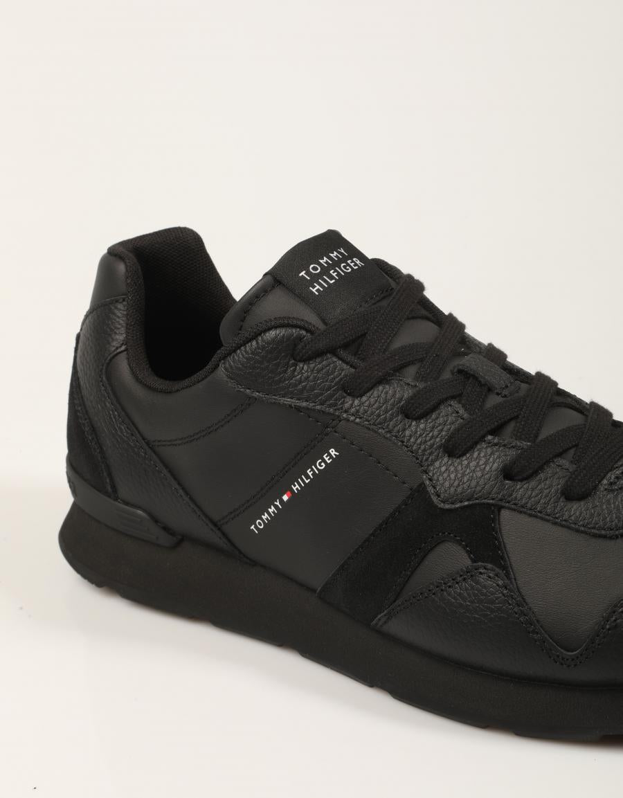 ZAPATILLAS TOMMY HILFIGER CORE LTH RUNNER BLACK FM0FM06002 en color Negro