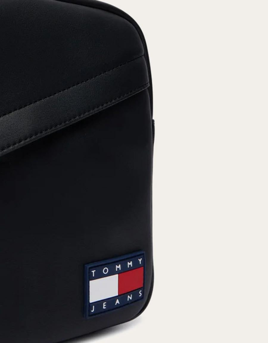BANDOLERAS TOMMY HILFIGER REPORTER BLACK AM0AM14608 en color Negro