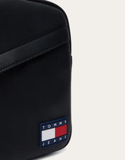 BANDOLERAS TOMMY HILFIGER REPORTER BLACK AM0AM14608 en color Negro