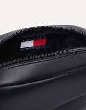 BANDOLERAS TOMMY HILFIGER REPORTER BLACK AM0AM14608 en color Negro
