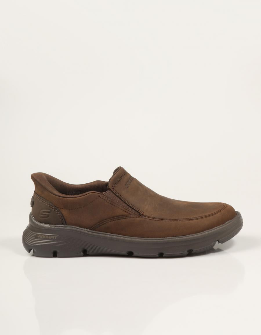 ZAPATOS SKECHERS SLIP INS COCOA 205518 en color Marron