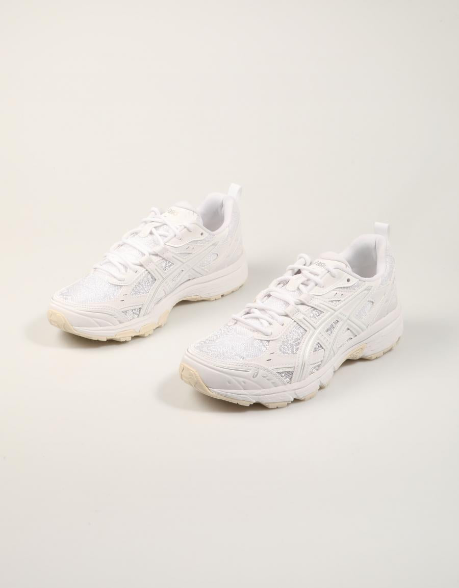 ZAPATILLAS ASICS GEL NUOBIKI WHITE 1203A597 en color Blanco