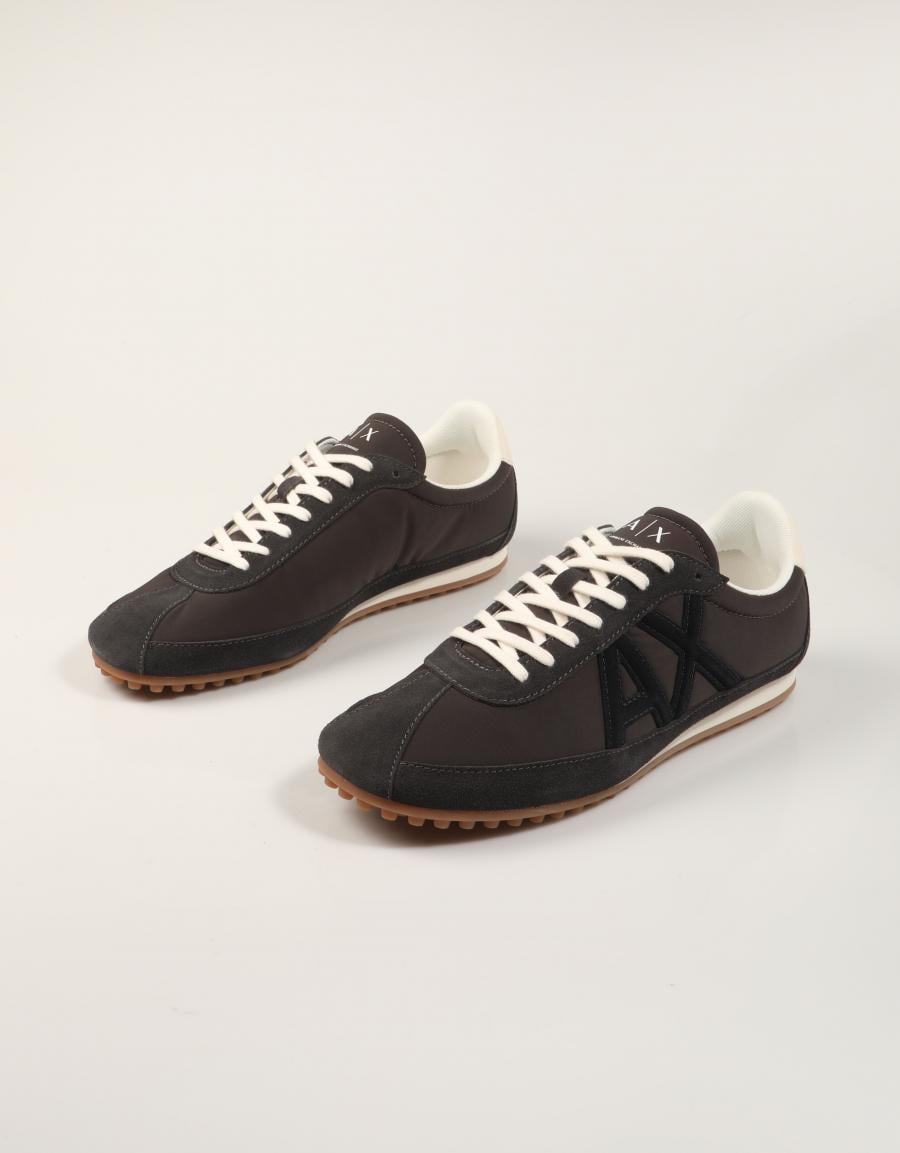 ZAPATILLAS ARMANI EXCHANGE LOWER NYLON LICORICE AF27477 en color Marron