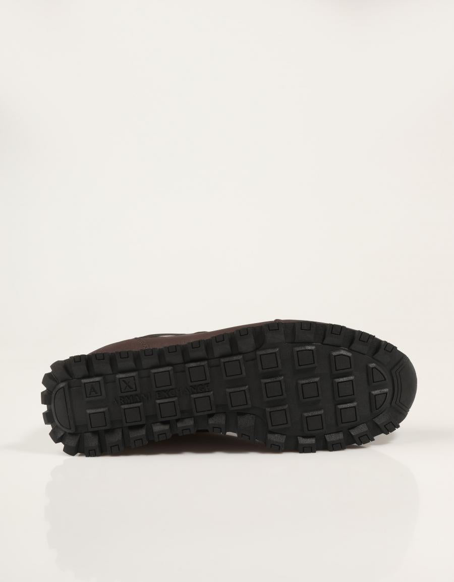 ZAPATILLAS ARMANI EXCHANGE DROP BROWN AF19388 en color Marron