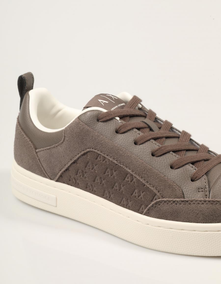 ZAPATILLAS ARMANI EXCHANGE LONDON FALCON XM003388 en color Marron
