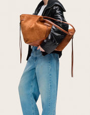 BOLSO KARL LAGERFELD PIERCED MD TOTE DARK TAN B4W30359 en color Cuero