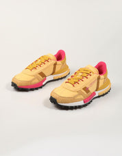 ZAPATILLAS LACOSTE ELITE ACTIVE GRY/LT TAN 52SFA0077 en color Amarillo