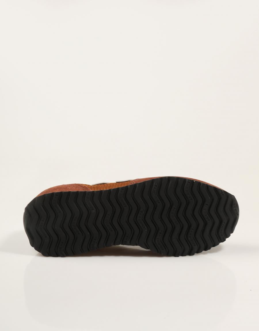 ZAPATILLAS NEW BALANCE U471 3G5 en color Cuero