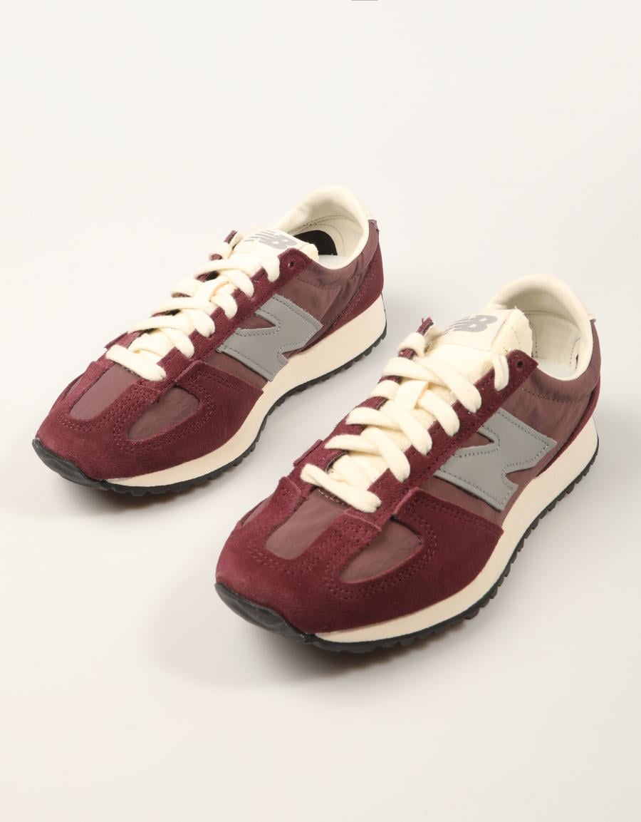 ZAPATILLAS NEW BALANCE U471 7PS en color Burdeos