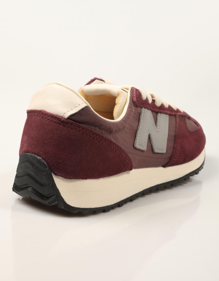 ZAPATILLAS NEW BALANCE U471 7PS en color Burdeos