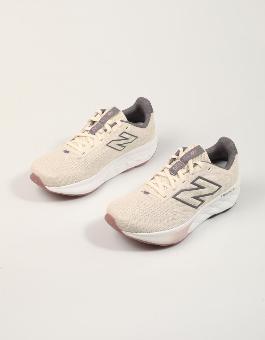 ZAPATILLAS NEW BALANCE M520 7J8 en color Beige