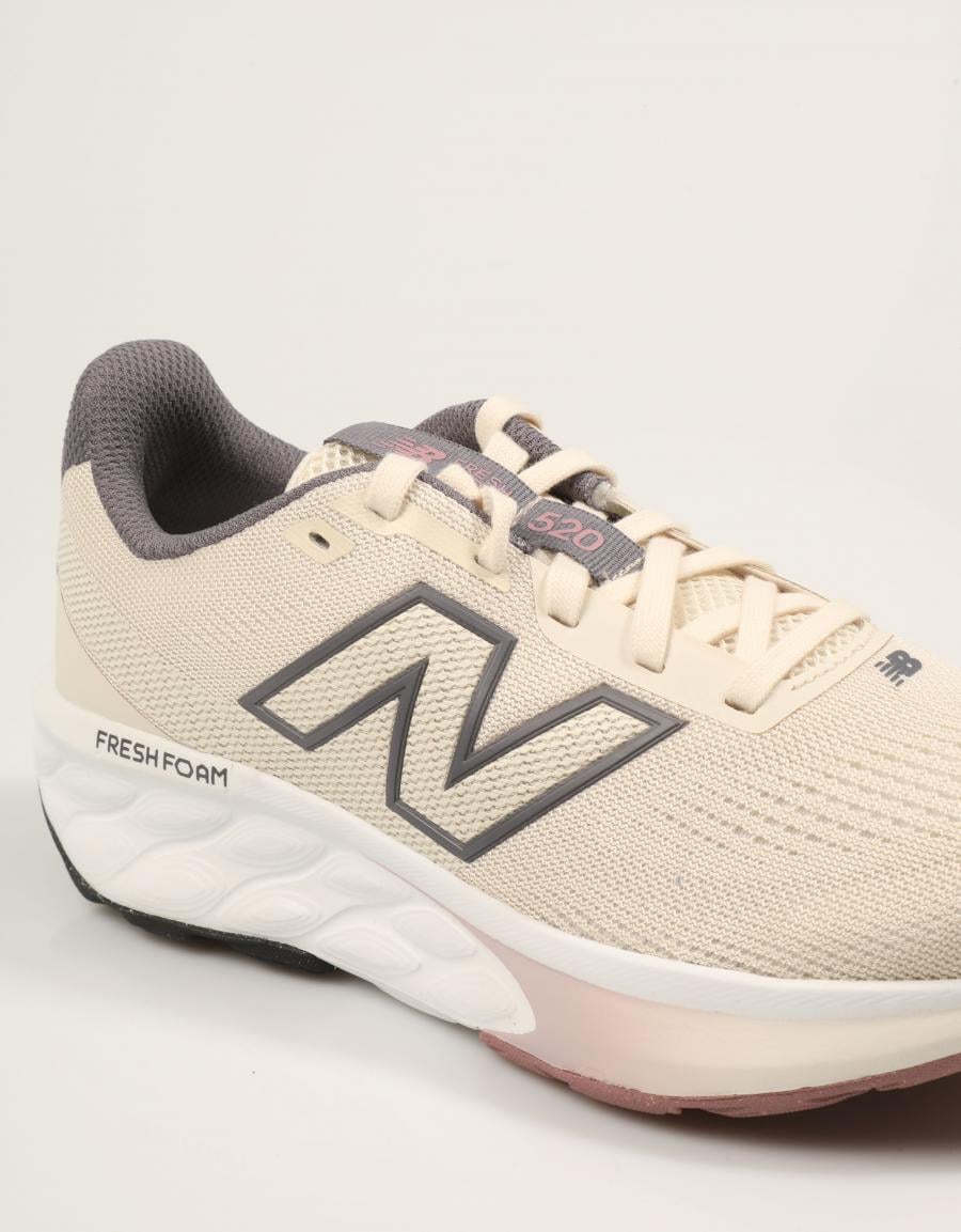 ZAPATILLAS NEW BALANCE M520 7J8 en color Beige
