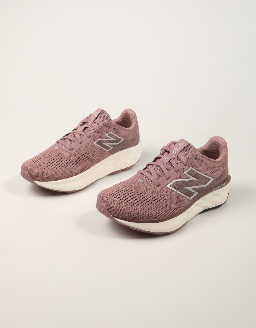 ZAPATILLAS NEW BALANCE W520 6Z4 en color Burdeos