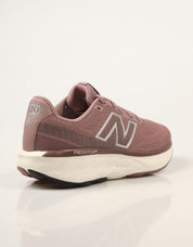 ZAPATILLAS NEW BALANCE W520 6Z4 en color Burdeos
