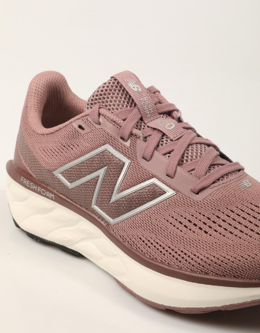 ZAPATILLAS NEW BALANCE W520 6Z4 en color Burdeos