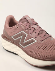 ZAPATILLAS NEW BALANCE W520 6Z4 en color Burdeos
