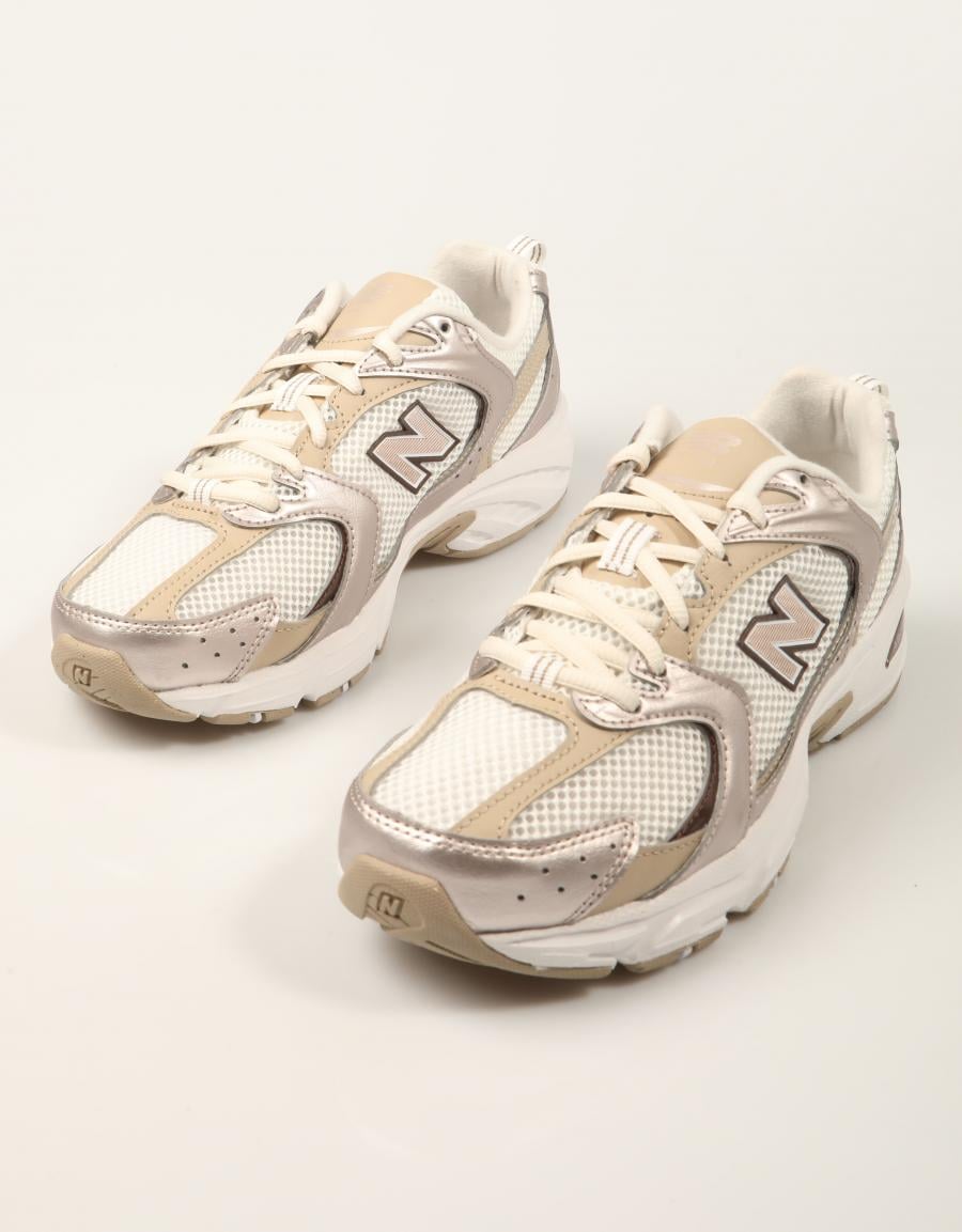 ZAPATILLAS NEW BALANCE U530 SMG en color Beige