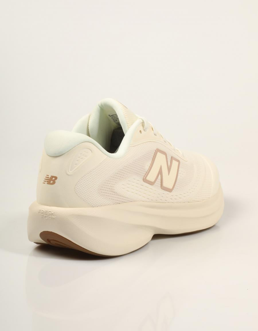 ZAPATILLAS NEW BALANCE W680 107 en color Blanco
