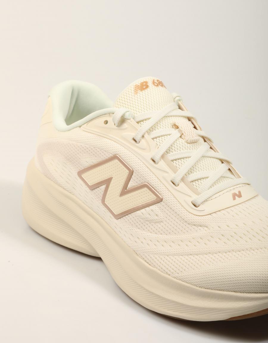ZAPATILLAS NEW BALANCE W680 107 en color Blanco