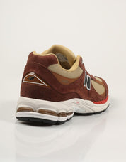 ZAPATILLAS NEW BALANCE U2002 2OQ en color Marron