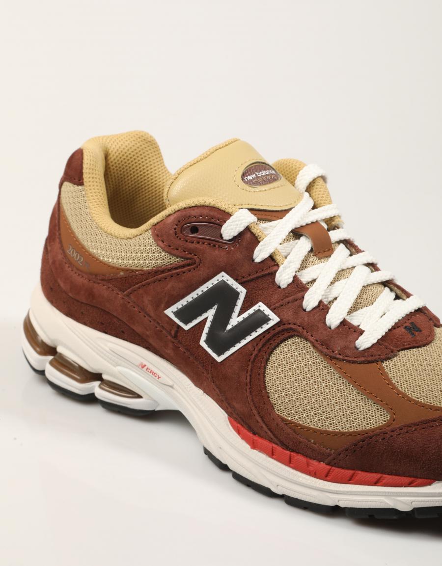 ZAPATILLAS NEW BALANCE U2002 2OQ en color Marron