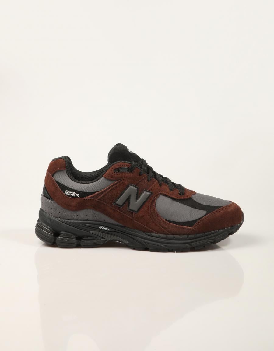 ZAPATILLAS NEW BALANCE U2002 3L0 en color Gris
