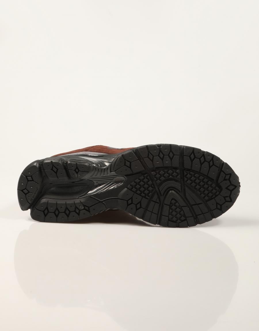 ZAPATILLAS NEW BALANCE U2002 3L0 en color Gris