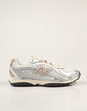 ZAPATILLAS NEW BALANCE U204L SWA en color Plata