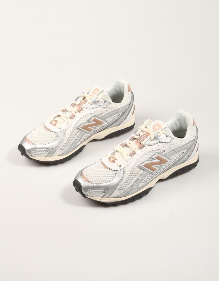 ZAPATILLAS NEW BALANCE U204L SWA en color Plata