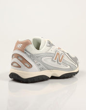 ZAPATILLAS NEW BALANCE U204L SWA en color Plata