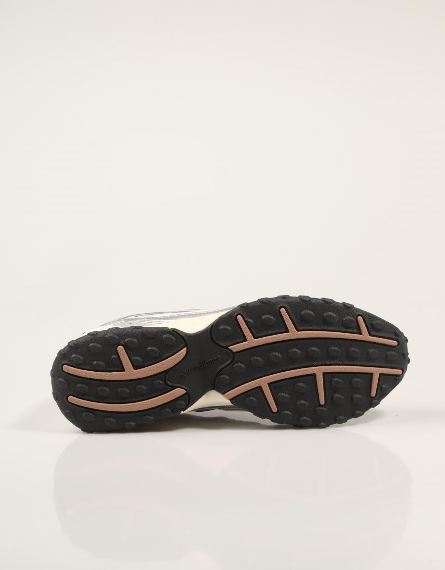 ZAPATILLAS NEW BALANCE U204L SWA en color Plata