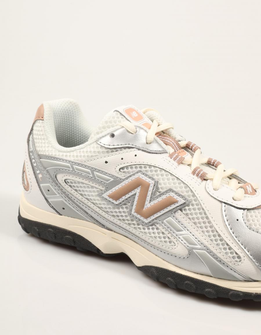 ZAPATILLAS NEW BALANCE U204L SWA en color Plata