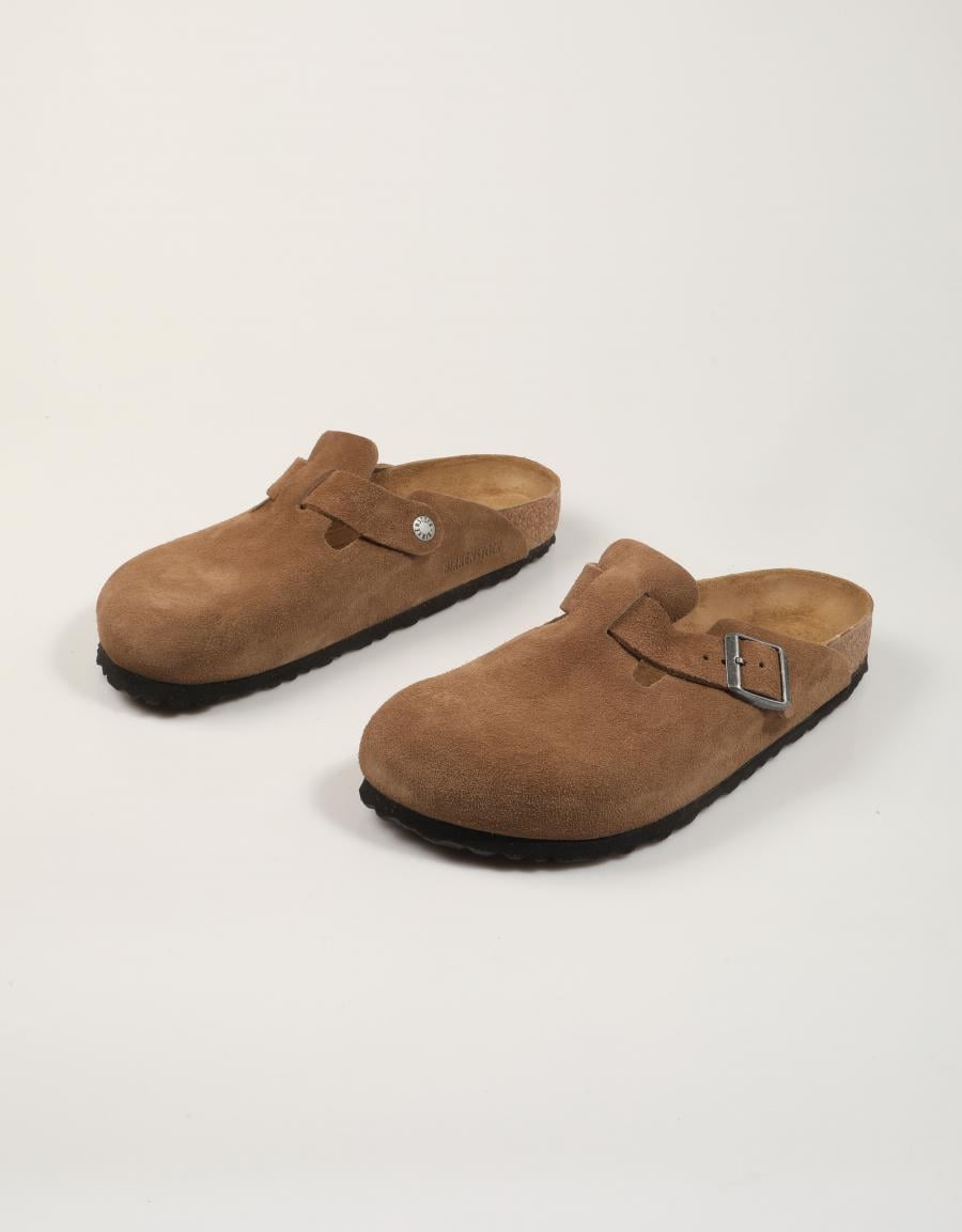 SANDALIAS BIRKENSTOCK BOSTON LEVE DARK TEA 1032795 en color Cuero