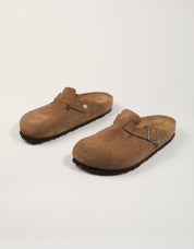SANDALIAS BIRKENSTOCK BOSTON LEVE DARK TEA 1032795 en color Cuero