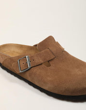 SANDALIAS BIRKENSTOCK BOSTON LEVE DARK TEA 1032795 en color Cuero